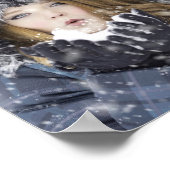 Mooi meisje in een winterkat met sneeuw poster (Hoek)