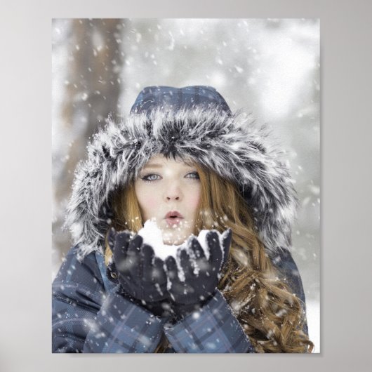 Mooi meisje in een winterkat met sneeuw poster (Voorkant)