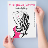 Mooi meisje met het golvende brandmerken van flyer (Hand)