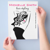 Mooi meisje met het golvende brandmerken van flyer (Hand)