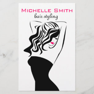 Mooi meisje met het golvende brandmerken van flyer