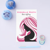 Mooi meisje met het roze brandmerken van flyer (Enkel)