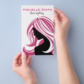 Mooi meisje met het roze brandmerken van flyer (Hand)