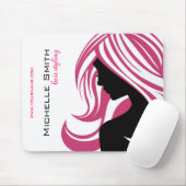 Mooi meisje met het roze brandmerken van muismat (Met muis)