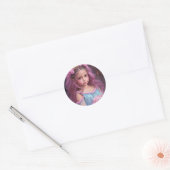 Mooi meisje met roze bloemen in haar haar ronde sticker (Envelop)