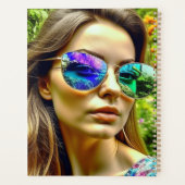 Mooi Meisje met Zonnebril Reflectie Bloemen Planner (Achterkant)