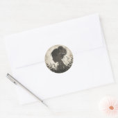 Mooi meisje naast bloemen ronde sticker (Envelop)