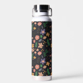 Mooi modern donker bloempatroon monogram waterfles (Achterkant)