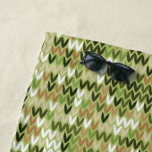 Mooi oma gebreid patroon in groene olijf kleur strandlaken (In situ)