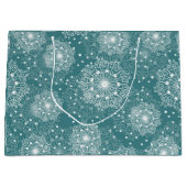 mooi omslagpapier met sneeuwvlokken in de winter groot cadeauzakje (Voorkant)