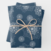 mooi omslagpapier met sneeuwvlokken in de winter inpakpapier vel (In situ)