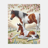 Mooi paard en veulen in een bloeiende boomgaard fleece deken (Voorkant)