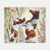 Mooi paard en veulen in een bloeiende boomgaard fleece deken (Voorkant (Horizontaal))