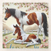 Mooi paard en veulen in een bloeiende boomgaard glazen onderzetter (Voorkant)