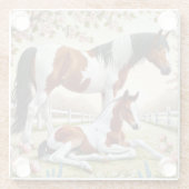 Mooi paard en veulen in een bloeiende boomgaard glazen onderzetter (Achterkant)