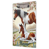 Mooi paard en veulen in een bloeiende boomgaard klembord (Links)