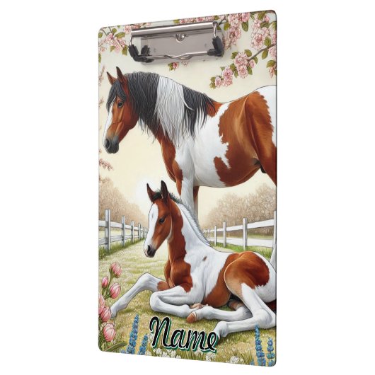 Mooi paard en veulen in een bloeiende boomgaard klembord (Links)