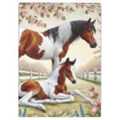 Mooi paard en veulen in een bloeiende boomgaard klembord (Achterkant)