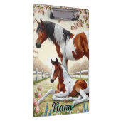 Mooi paard en veulen in een bloeiende boomgaard klembord (Rechts)