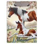 Mooi paard en veulen in een bloeiende boomgaard klembord (Voorkant)