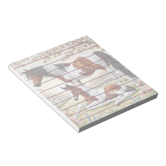 Mooi paard en veulen in een bloeiende boomgaard notitieblok (Schuin)