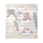 Mooi paard en veulen in een bloeiende boomgaard notitieblok (Voorkant)