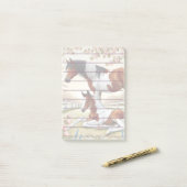 Mooi paard en veulen in een bloeiende boomgaard post-it® notes (Op bureau)