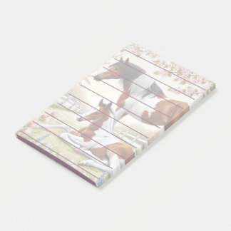 Mooi paard en veulen in een bloeiende boomgaard post-it® notes
