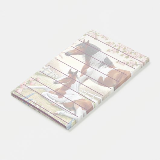 Mooi paard en veulen in een bloeiende boomgaard post-it® notes (Schuin)