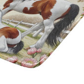 Mooi paard en veulen in een bloeiende boomgaard snijplank (Hoek)