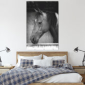 Mooi paard in schuur zwart en wit canvas afdruk (Insitu (Slaapkamer))