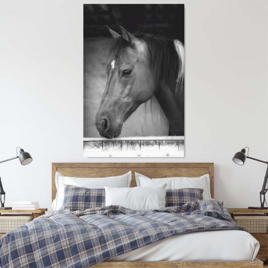 Mooi paard in schuur zwart en wit canvas afdruk (Insitu (Slaapkamer))