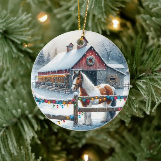 Mooi Paard op een Kerst Boerderij Gepersonaliseerd Keramisch Ornament (Boom)