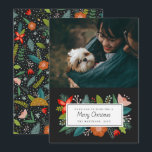 Mooi Retro Citrus & Bloemig | Foto Vakantie Feestdagenkaart<br><div class="desc">Deze stijlvolle vakantiefotokaart heeft een bloemrijke omlijsting met een groet op de voorkant en een kleurrijk patroon op de achterkant,  inclusief sinaasappelschijfjes,  bloemen,  dennentakken,  sneeuwvlokken,  bessen,  bladeren en takjes! Alle kunst is exclusief gemaakt door Orabella Prints - je vindt dit ontwerp nergens anders! :)</div>