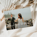 mooi script bruiloft dank u foto bedankkaart<br><div class="desc">Een prachtig scriptontwerp met een prachtig afbeelding van de bruid en bruidegom. Het afbeelding van de pasgetrouwde en de achterkleur en tekst kunnen worden gepersonaliseerd. Voeg een persoonlijk bedankje toe aan de achterkant.</div>