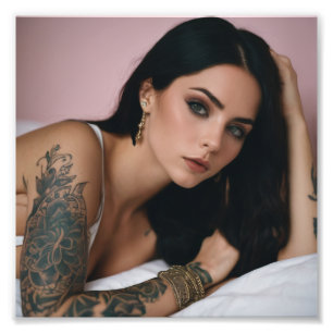 Mooi Tattoo Meisje Poseren op Bed Foto Afdruk