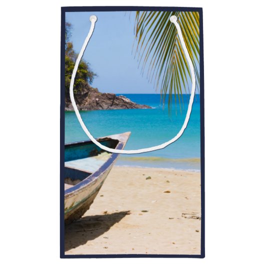 Mooi tropisch strand met een rowboot bedankt klein cadeauzakje (Achterkant)