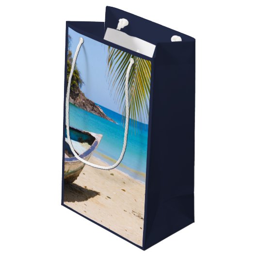 Mooi tropisch strand met een rowboot bedankt klein cadeauzakje (Achterkant Gekanteld)