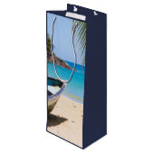 Mooi tropisch strand met een rowboot bedankt wijn cadeautas (Achterkant Gekanteld)