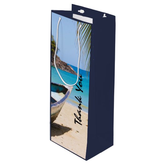 Mooi tropisch strand met een rowboot bedankt wijn cadeautas (Voorkant Gekanteld)