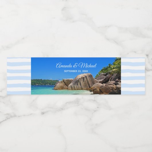 Mooi tropisch Zee Rocky Coastline Wedding Waterfles Etiket (Enkel label)