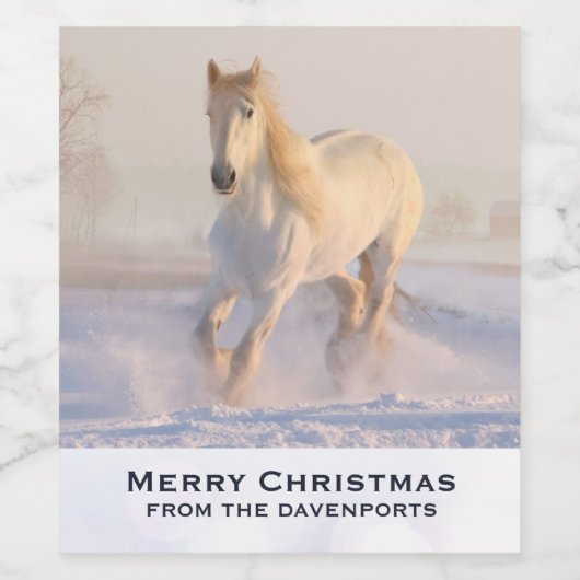 Mooi wit paard galopperen in de sneeuw Kerstmis Wijn Etiket (Enkel label)