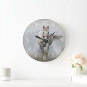 Mooi wit paard in mist grote klok (Huis)