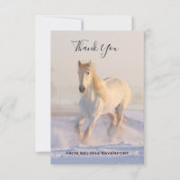 Mooi wit paard rennen in de sneeuw dank u