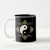 Mooi Yin Yang-ontwerp in zwart-wit en goud Tweekleurige Koffiemok (Links)