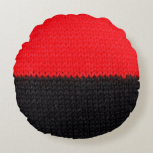 mooi zwart en rood gebreid weefsel met een tekenin rond kussen