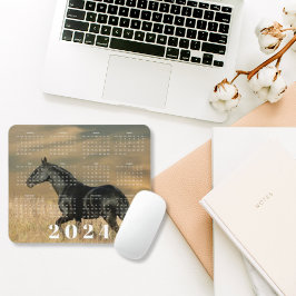 Mooi zwart paard in zonsondergang 2024 jaar kalend muismat