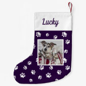 Mooie Aangepaste Hond Foto Naam Paars Witte Poten Kleine Kerstsok (Achterkant)