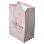 Mooie aanpasbare roze monogram & uw naam script medium cadeauzakje (Voorkant Gekanteld)