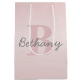 Mooie aanpasbare roze monogram & uw naam script medium cadeauzakje (Achterkant)